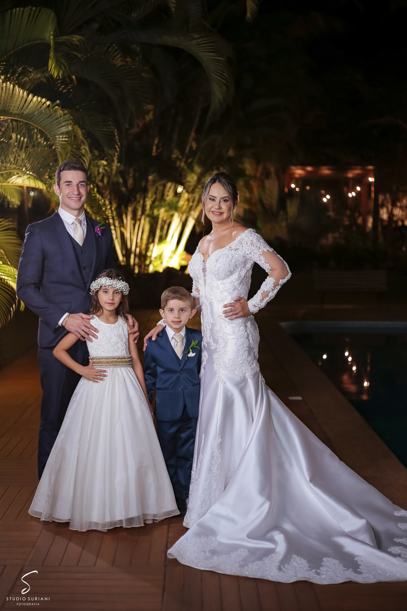 Família fazendo fotos após o casamento  