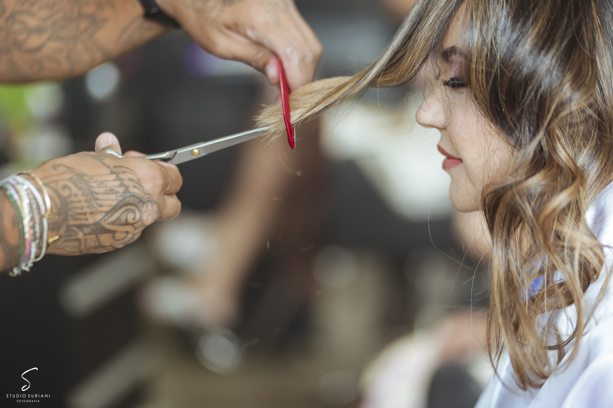 Manu cortando o cabelo da noiva 