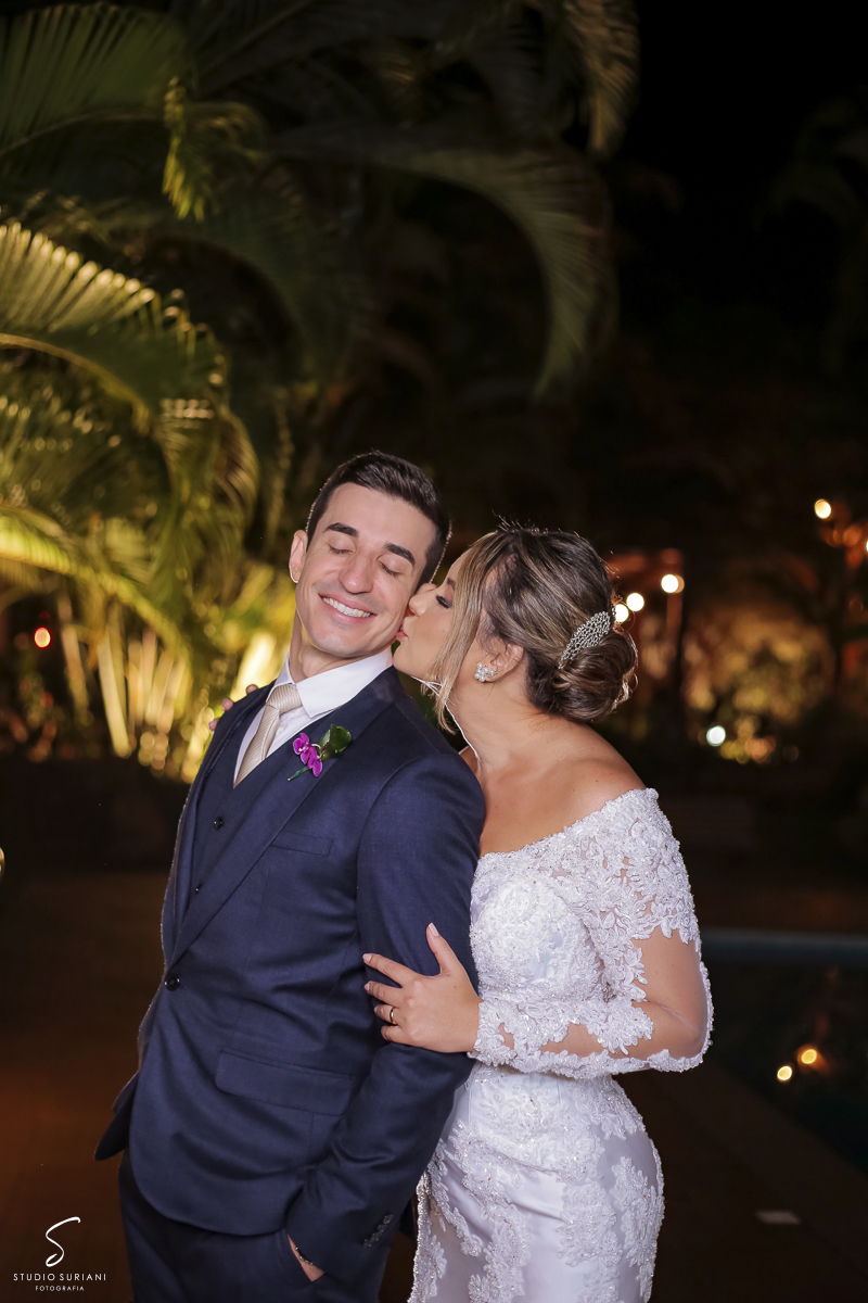 Beijo da noivo no noivo 