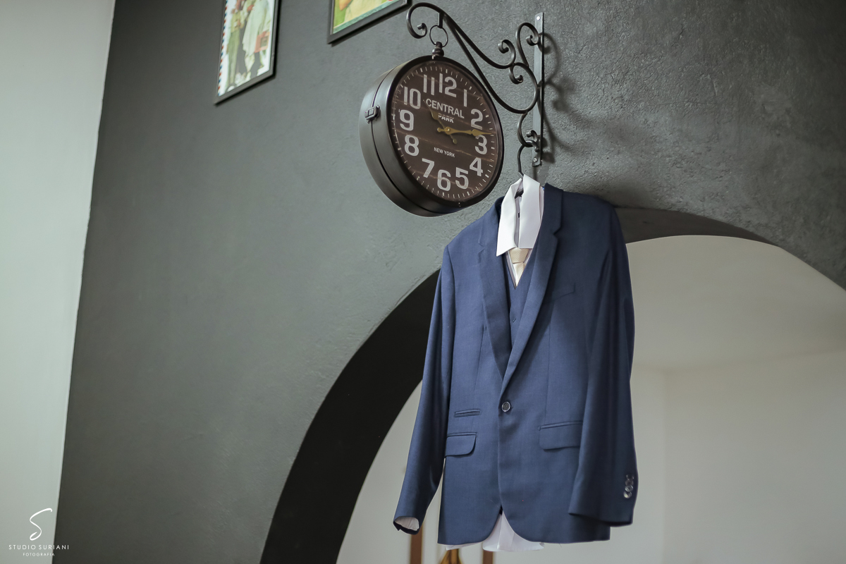 Terno azul slin para noivo moderno 