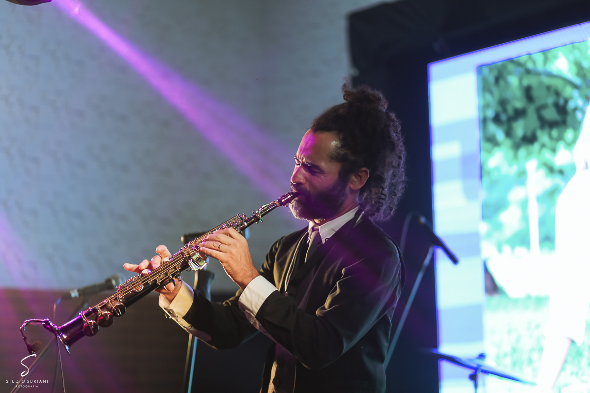 Jack Albernaz tocando no palco da recepção solo 