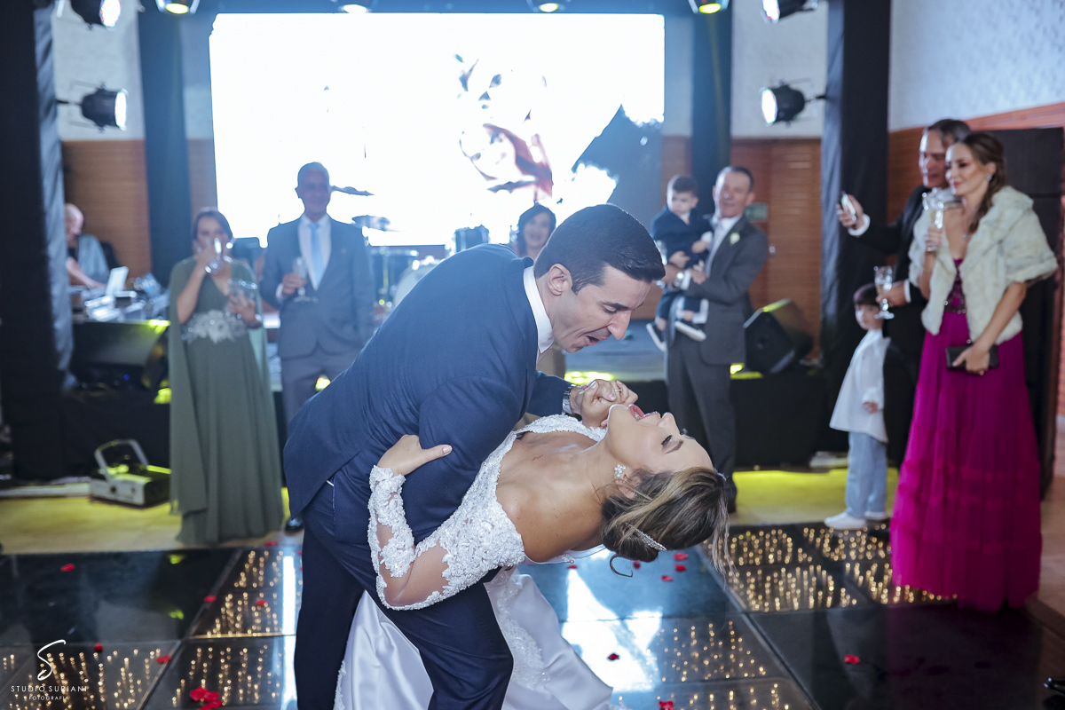 Noivo dançando muito 