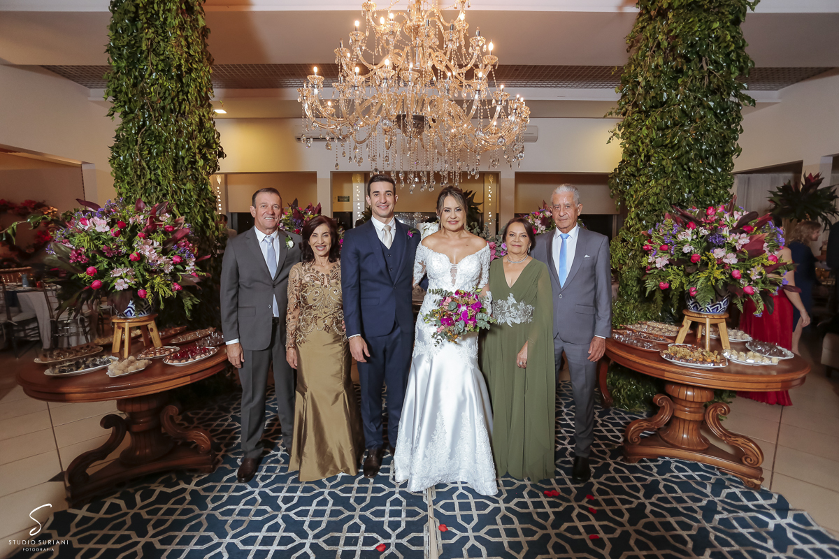 Fotos na mesa do bolo com os pais 