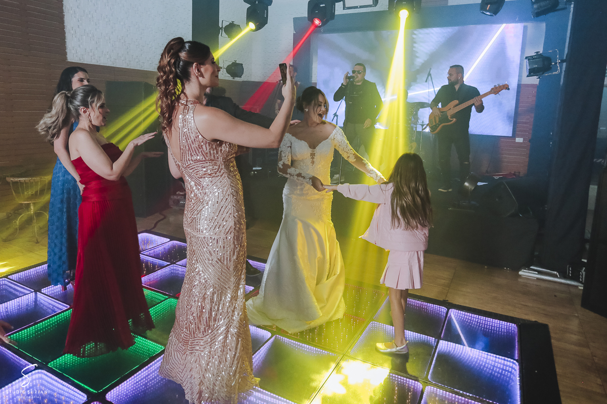 NOiva dançando no placo com filha 