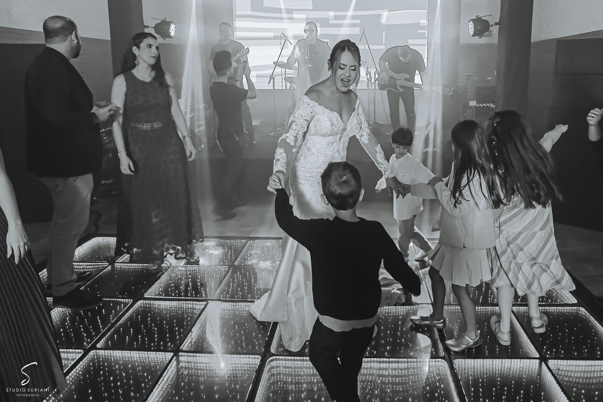 Noiva dança com os filhos 