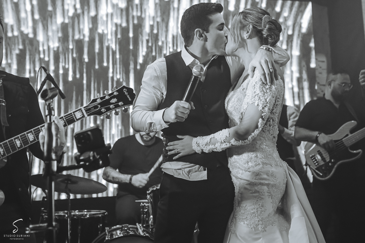 Beijo dos noivos no palco 