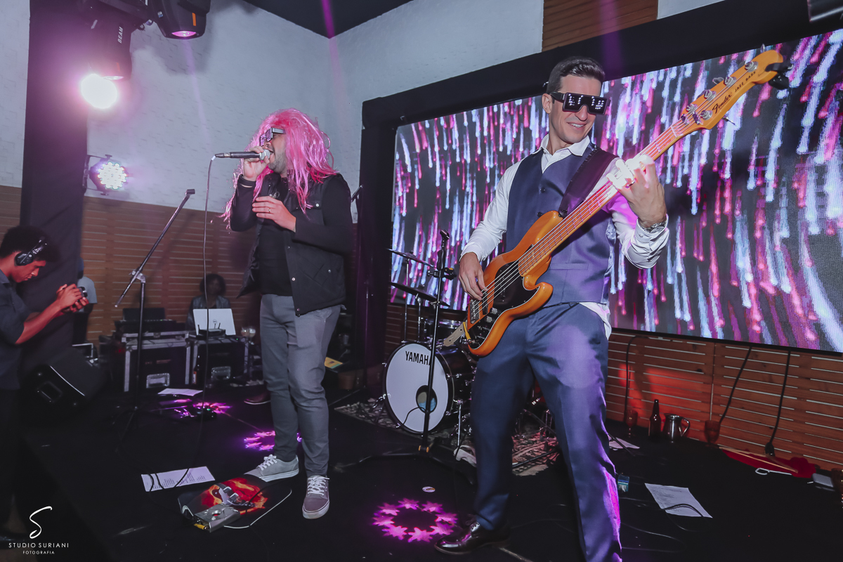 noivo tocando baixo no casamento 