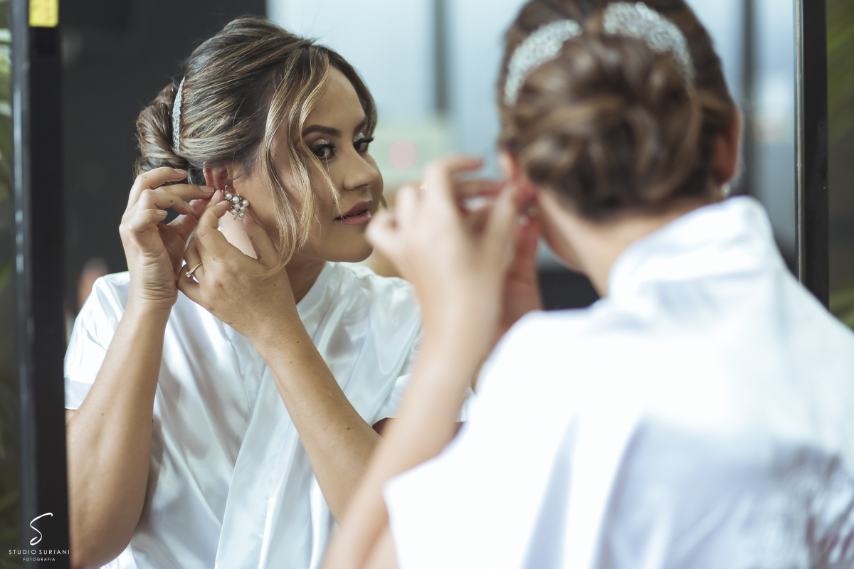 Noiva colocando o brinco 