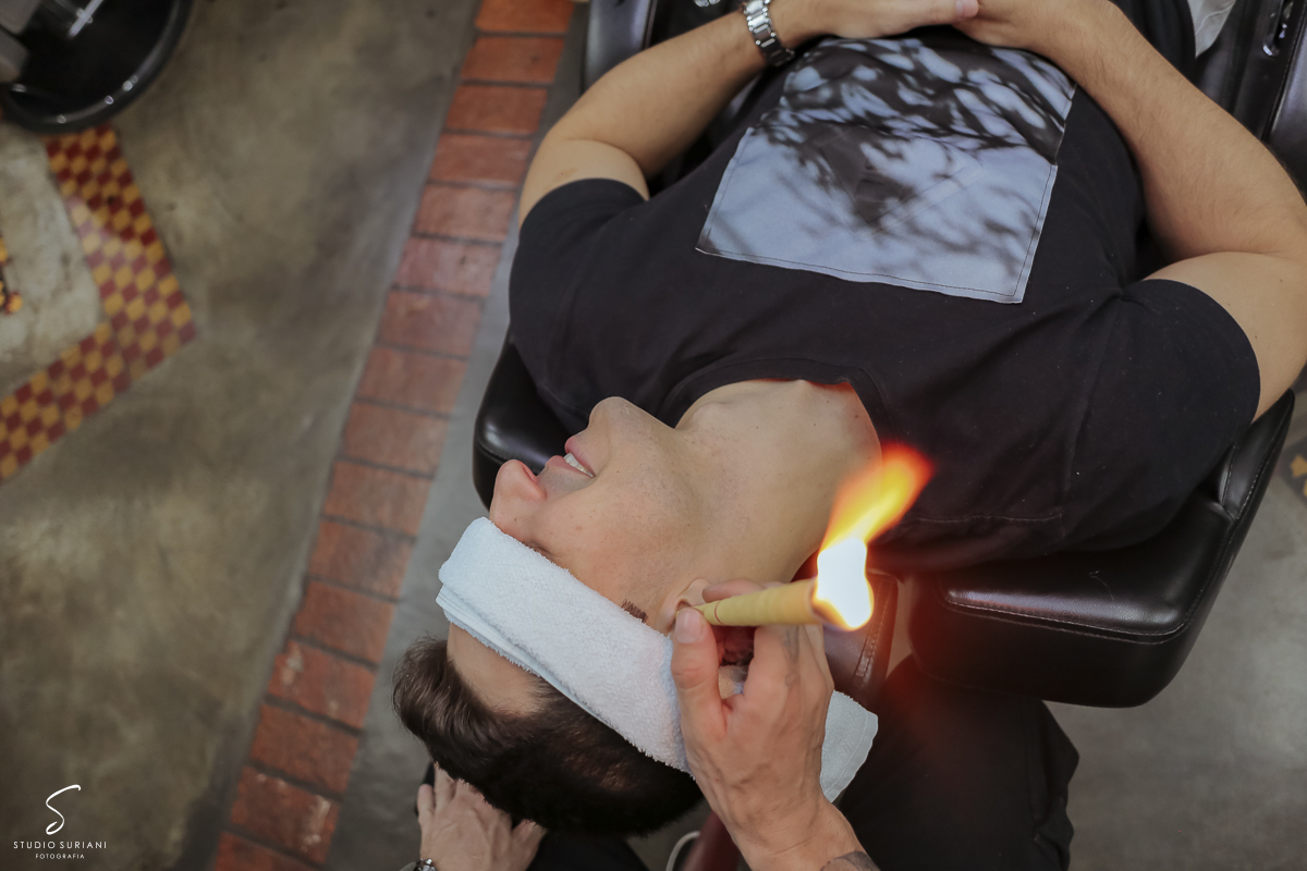 Tirando cero o ouvido com canudo de cera de abelha com fogo 