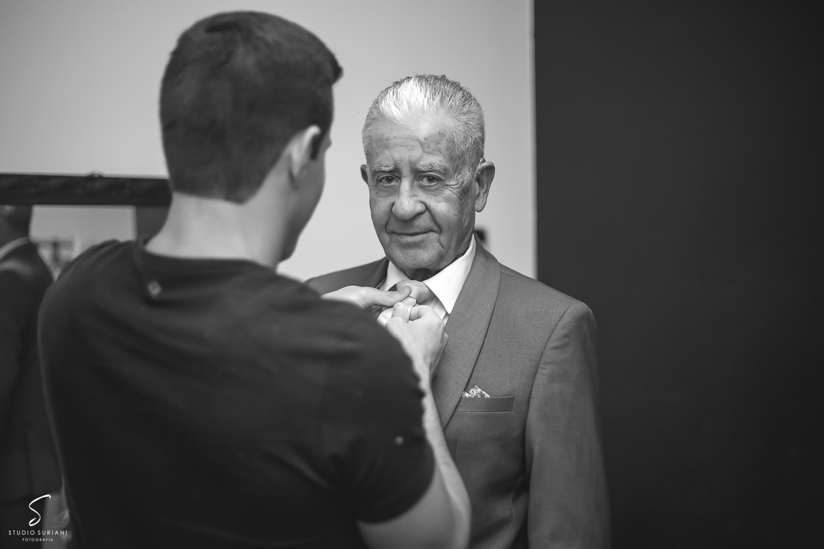 Noivo arrumando gravata do sogro 