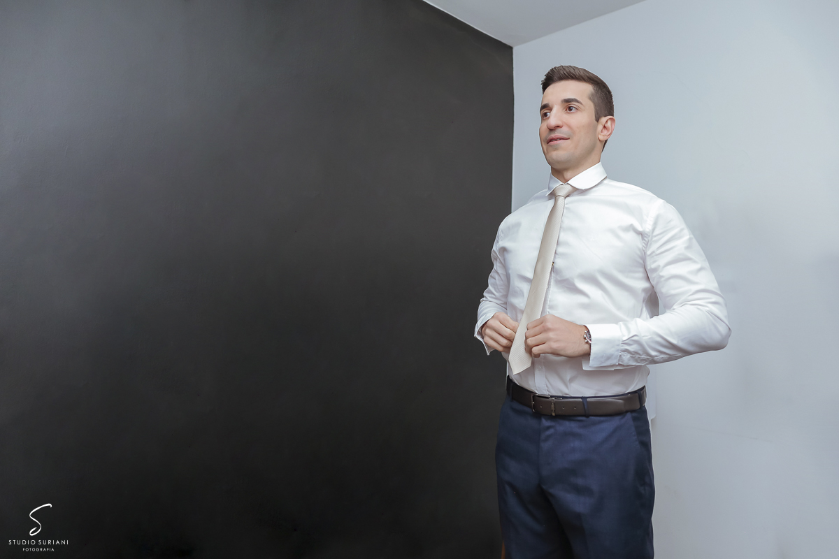 Noivo com camisa branca e gravata cinza 