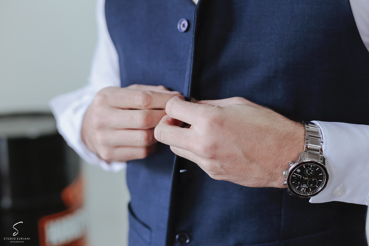 Abotoando blêizer no casamento 