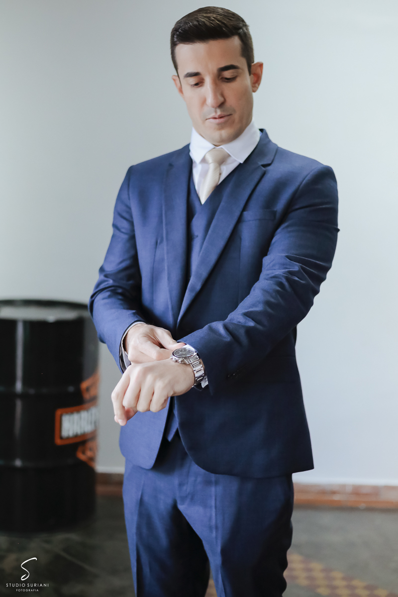 Relógio para noivo no dia do casamento 