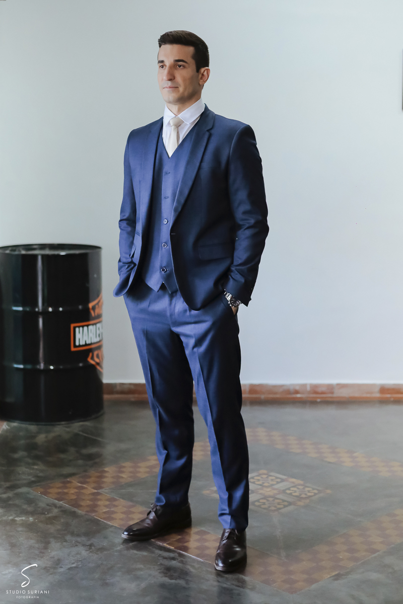 Retrato do noivo no dia do casamento making of 