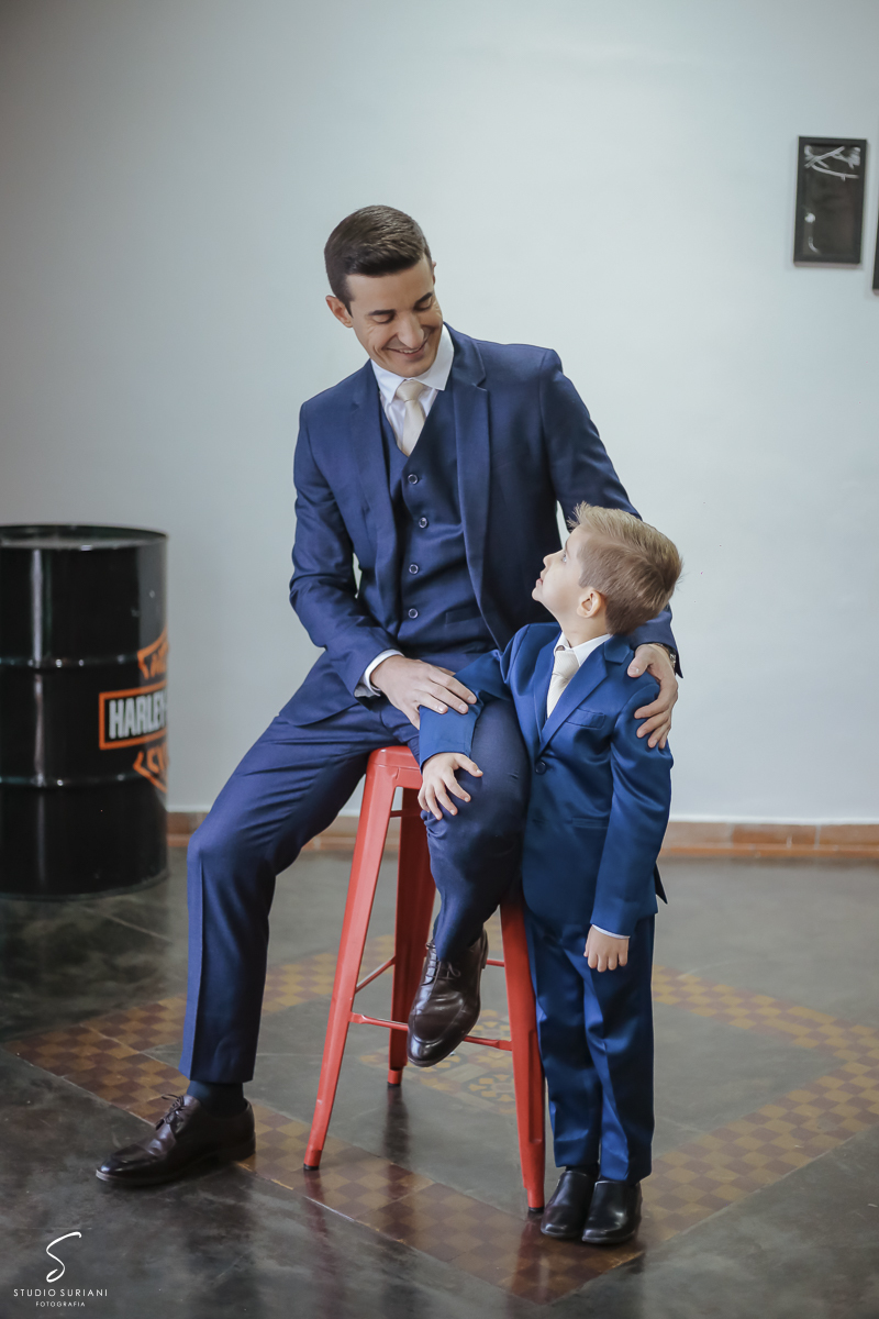 Pai e filho olhando um para o outro no dia do casamento 