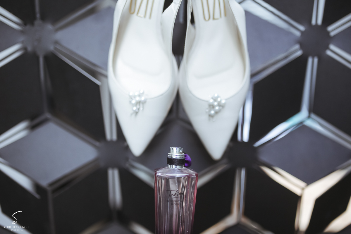 Sapato combinado com brinco de casamento e perfume 