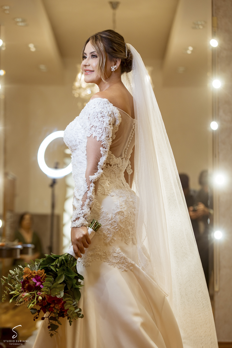 Noiva linda posando para fotos no dia do casamento em Uberlândia 