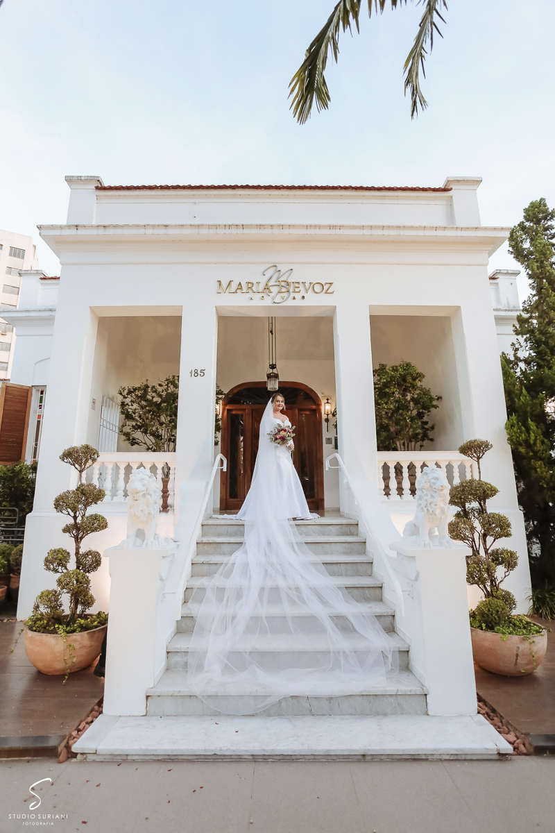 Fotógrafo faz fotos em escada no ateliê de vestido de noiva em Uberlândia 