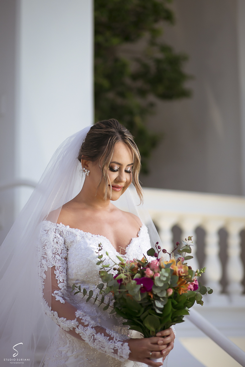 Vestido todo de renda para noiva com maquiagem leve e cabelo com coque feito pelo Manu