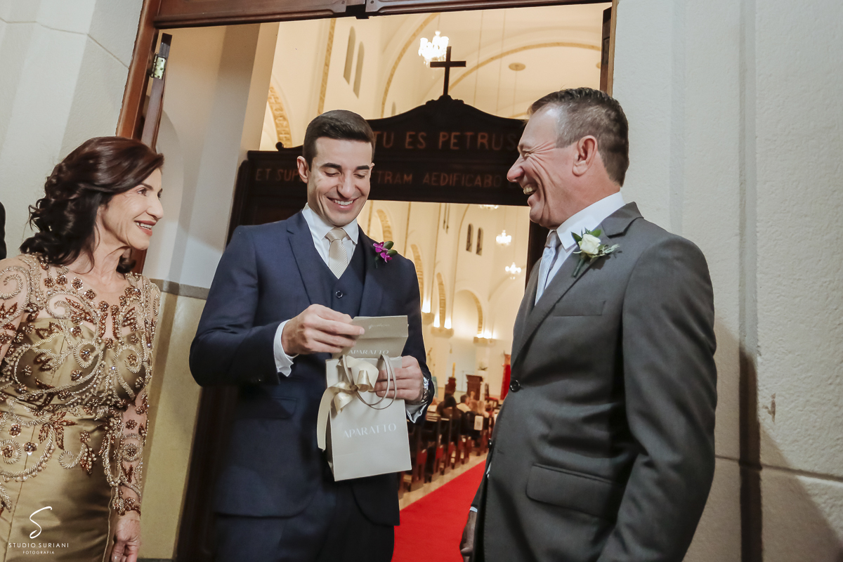 Noiva faz surpresa para noivo na porta da igreja 