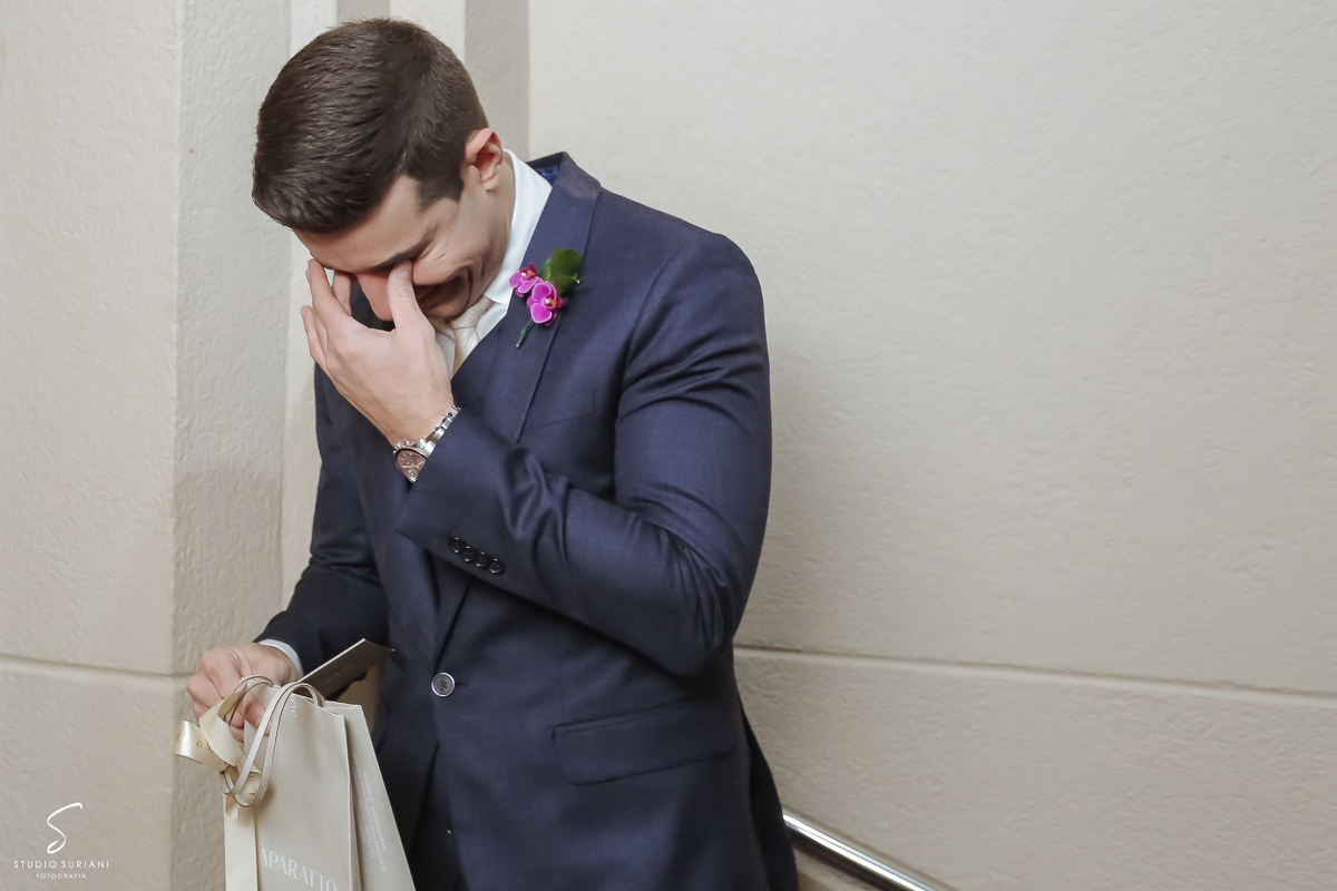 Noivo chorando na porta da igreja após receber bilhete a noiva dizendo que este é o dia mais feliz da vida dela 