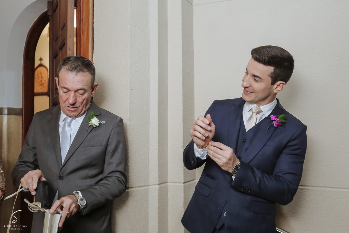 noivo com o pai na porta da igreja 