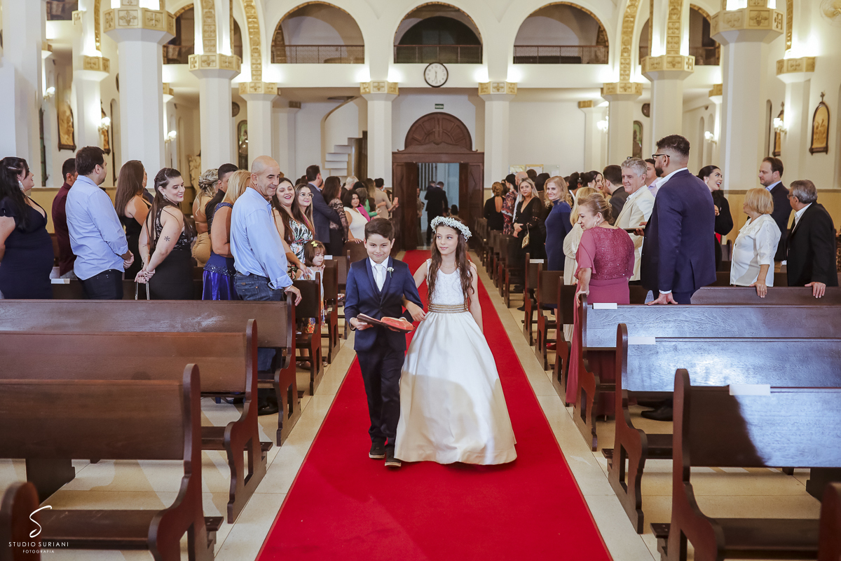 Pajés entrando com a bíblia no dia do casamento 