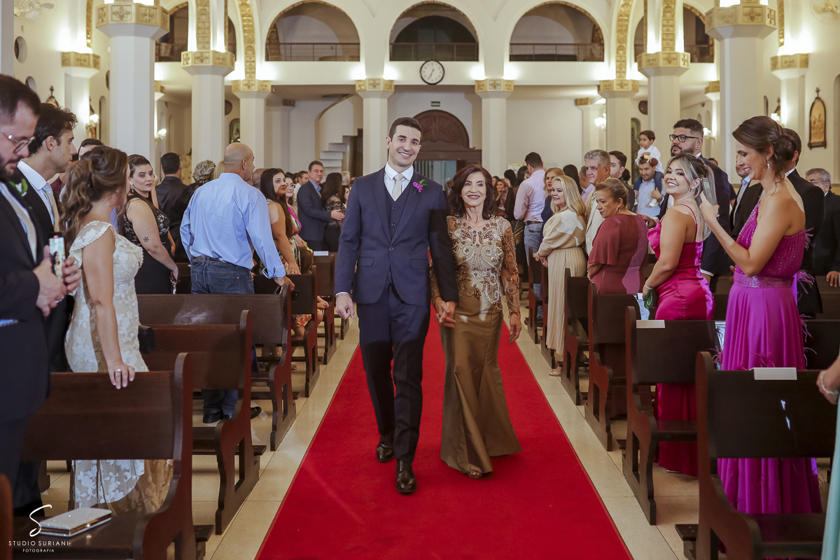 Entrada do noivo com a mãe 