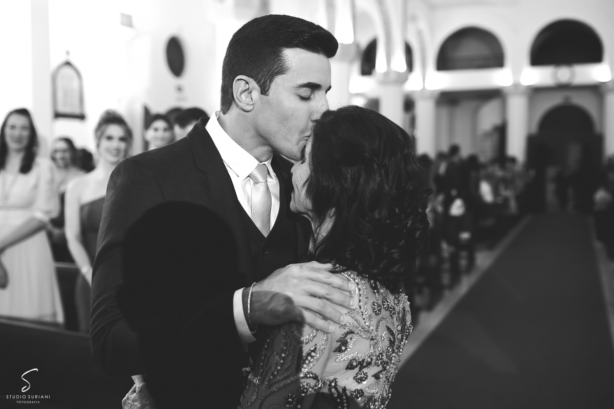 Beijo do noivo na testa da mamãe 