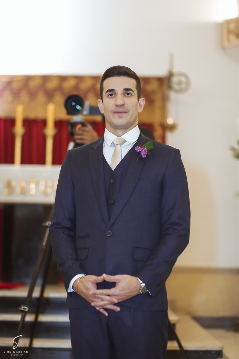 noivo no altar da igreja Nossa Senhora das Dores 