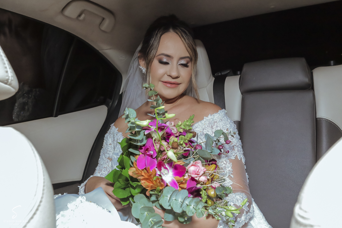 noiva no carro pronta para entrar na igreja 