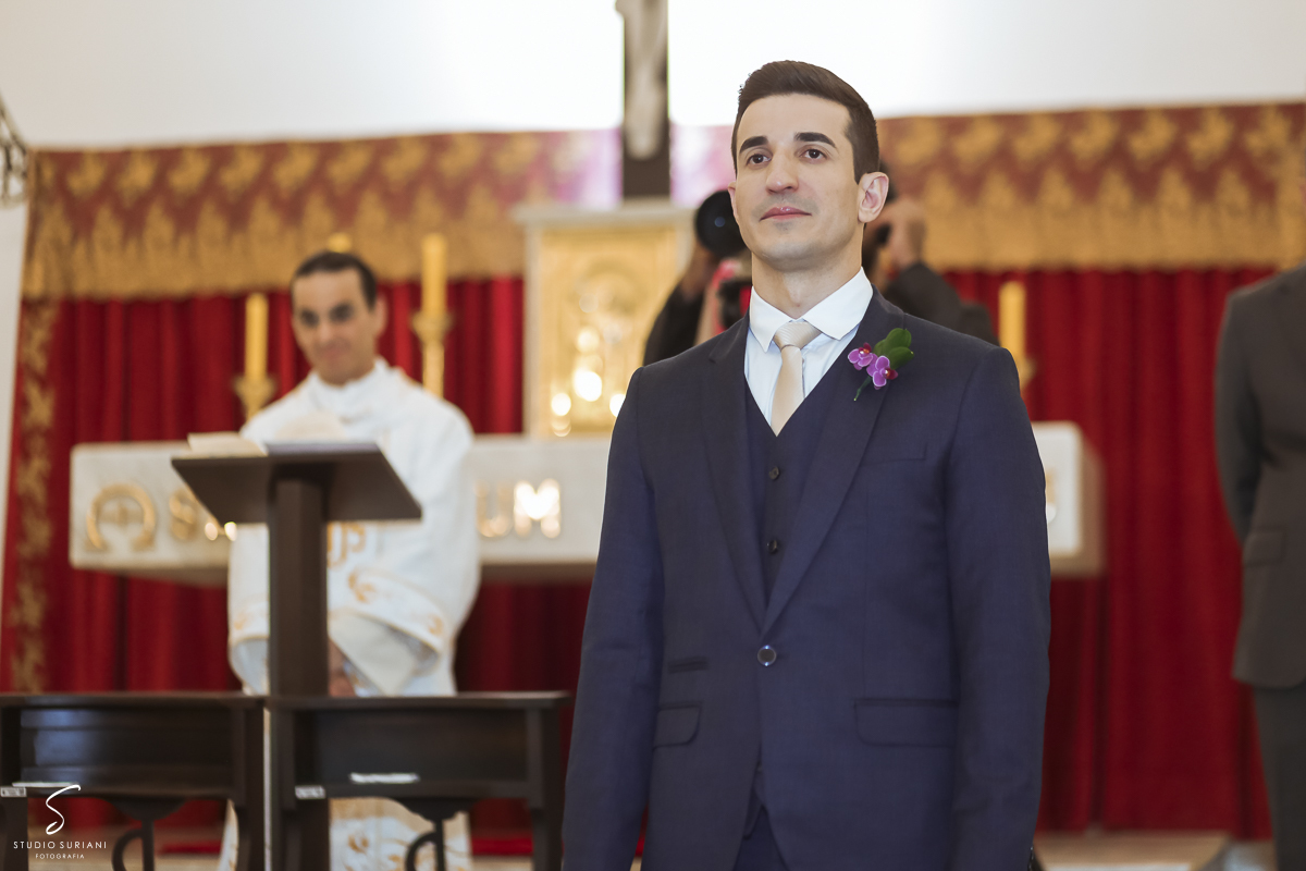 noivo emocionado no altar 