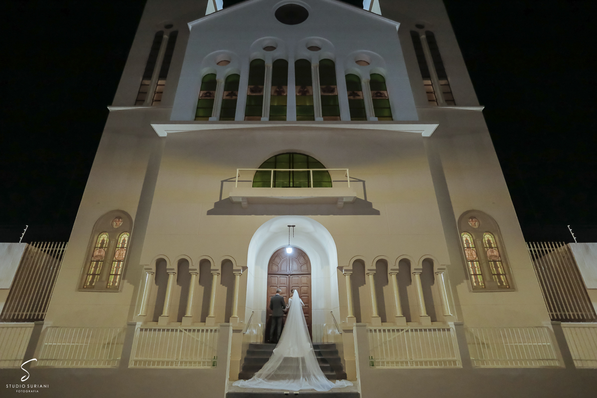 noiva do lado de fora da igreja com sua pai 