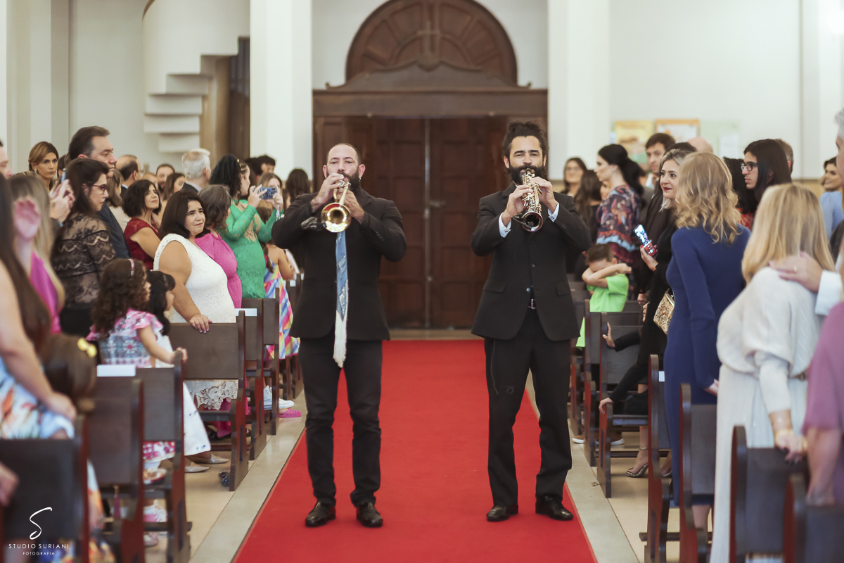 Trompetes para avisar que a noiva esta pronta para entrar no casamento 