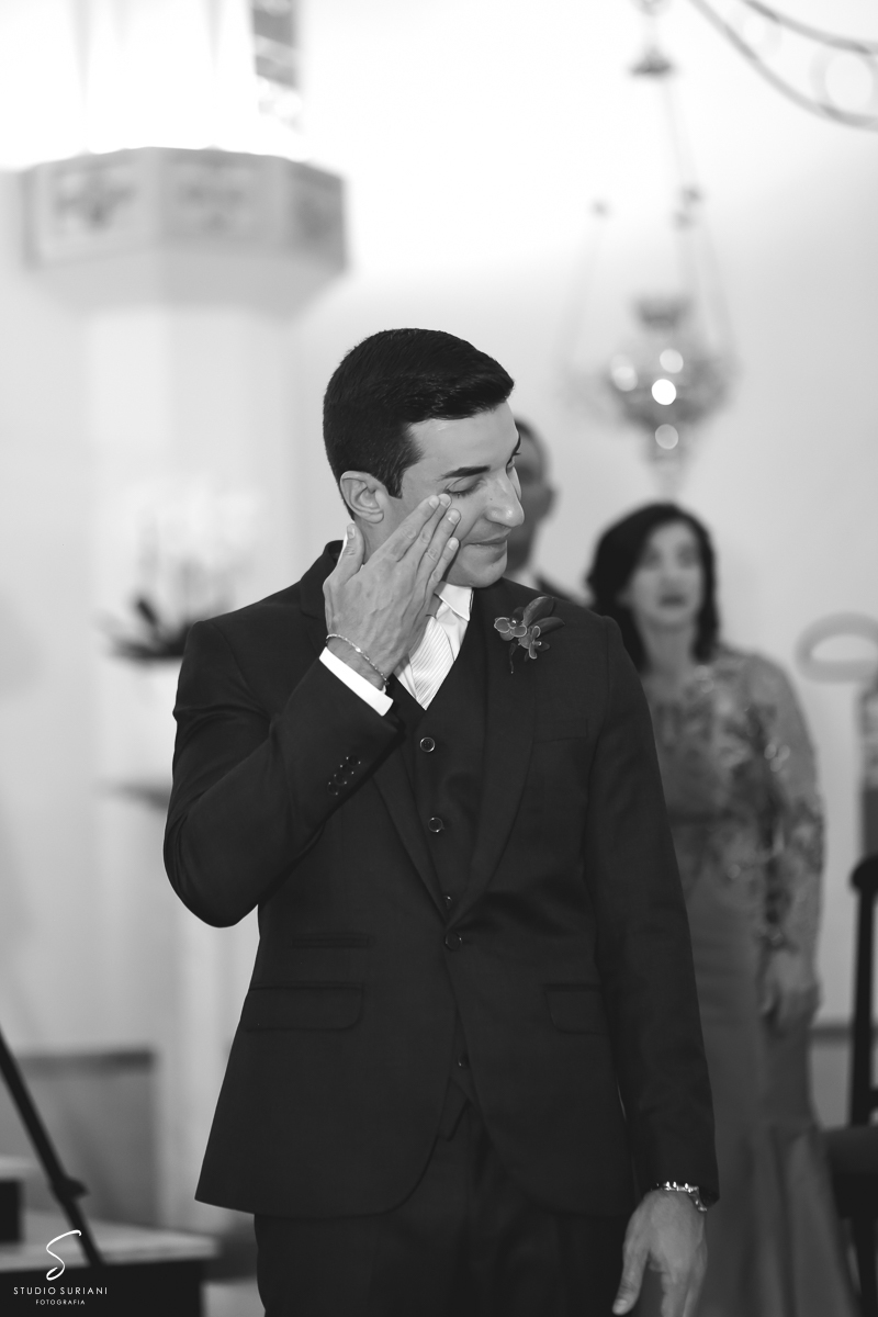 noivo chorando no altar 