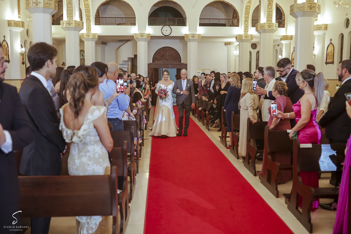 Entrada da noiva no dia do casamento 