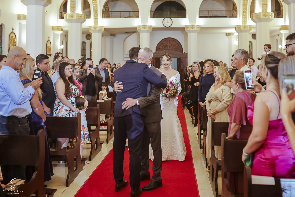 Pai dando a mãe da sua filha em casamento na igreja 