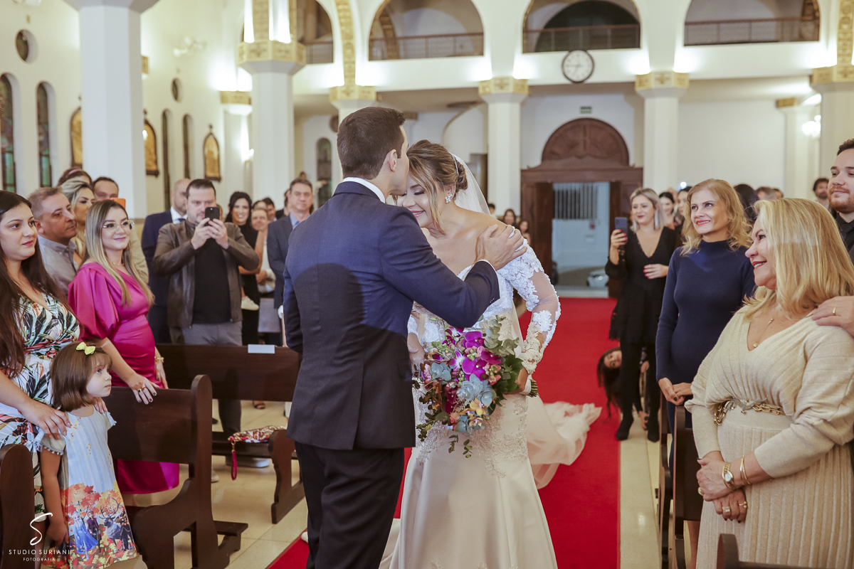 Beijo na testa da noiva no corredor da igreja Nossa Senhora da Dores 