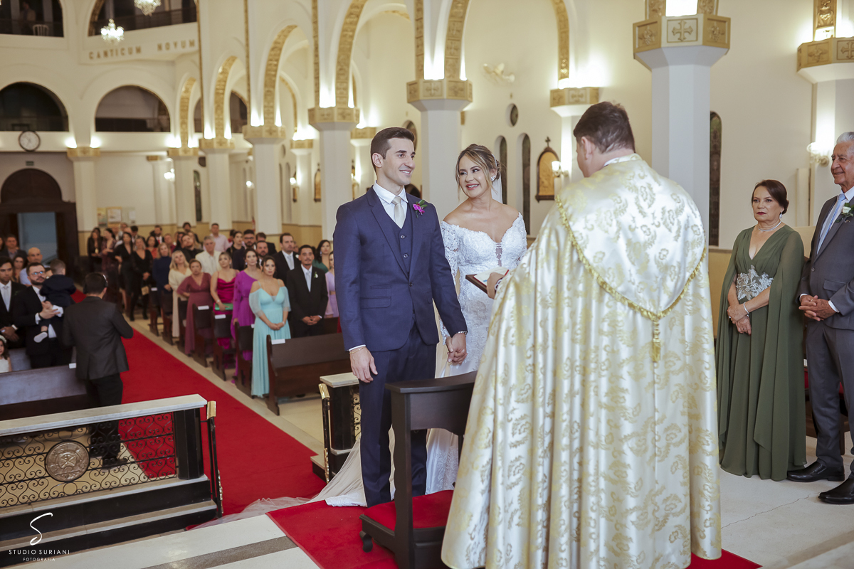 Padre Fábio Marinho celebrando o sacramento do Matrimônio na Igreja Nossa Senhora das Dores em Uberlândia 