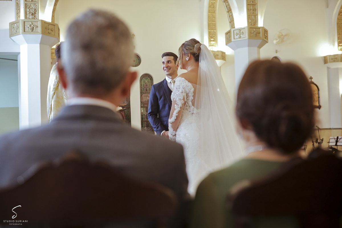 Olhar apaixonado no noivo e espontaneidade 