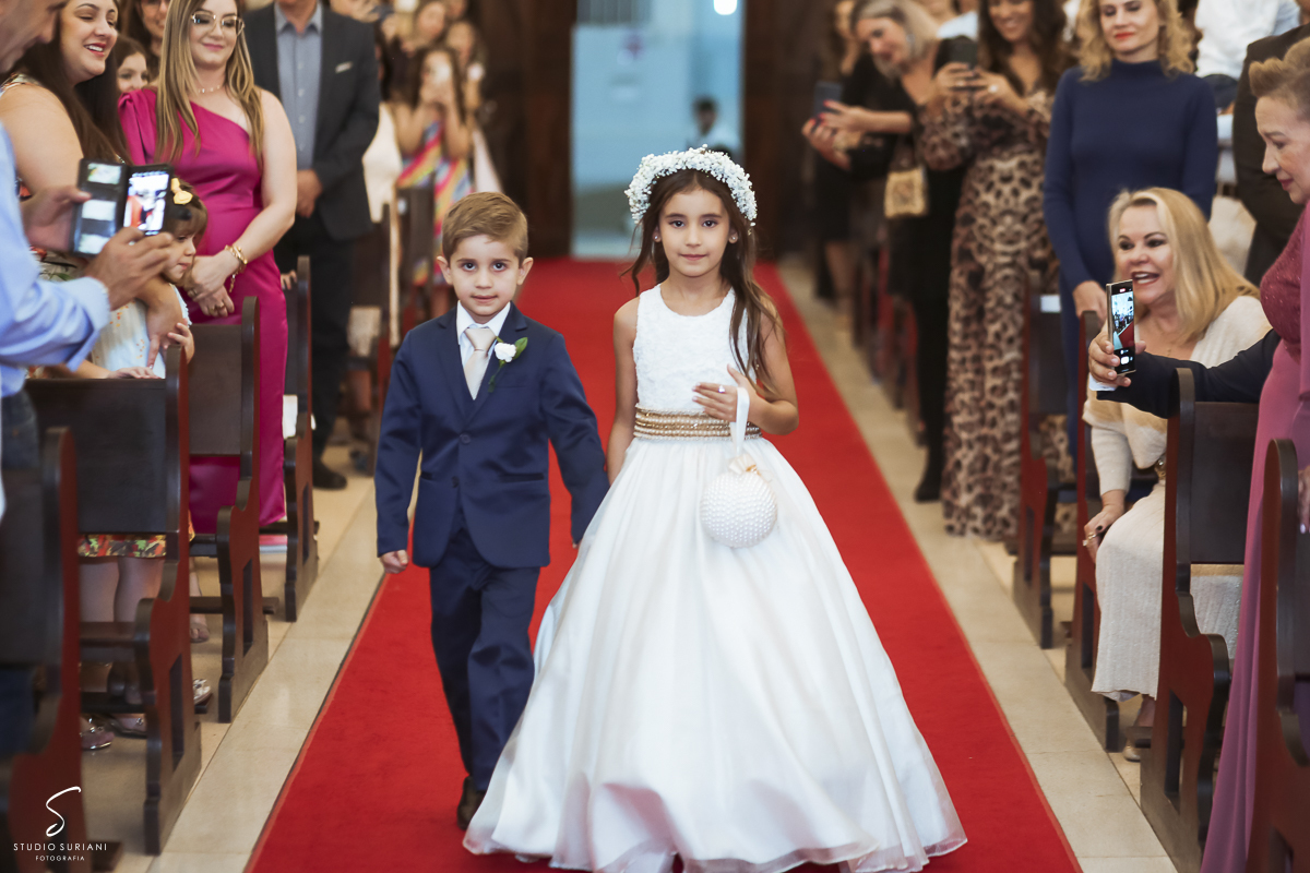 Filhos dos noivos entrando com alianças 