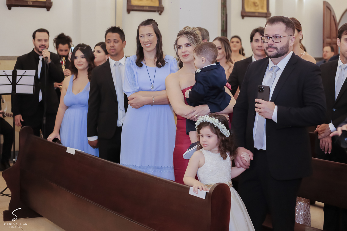 Irmã do noivo emocionada 