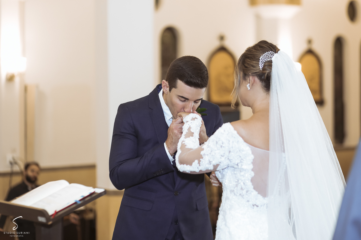 Beijo a mão da noiva 