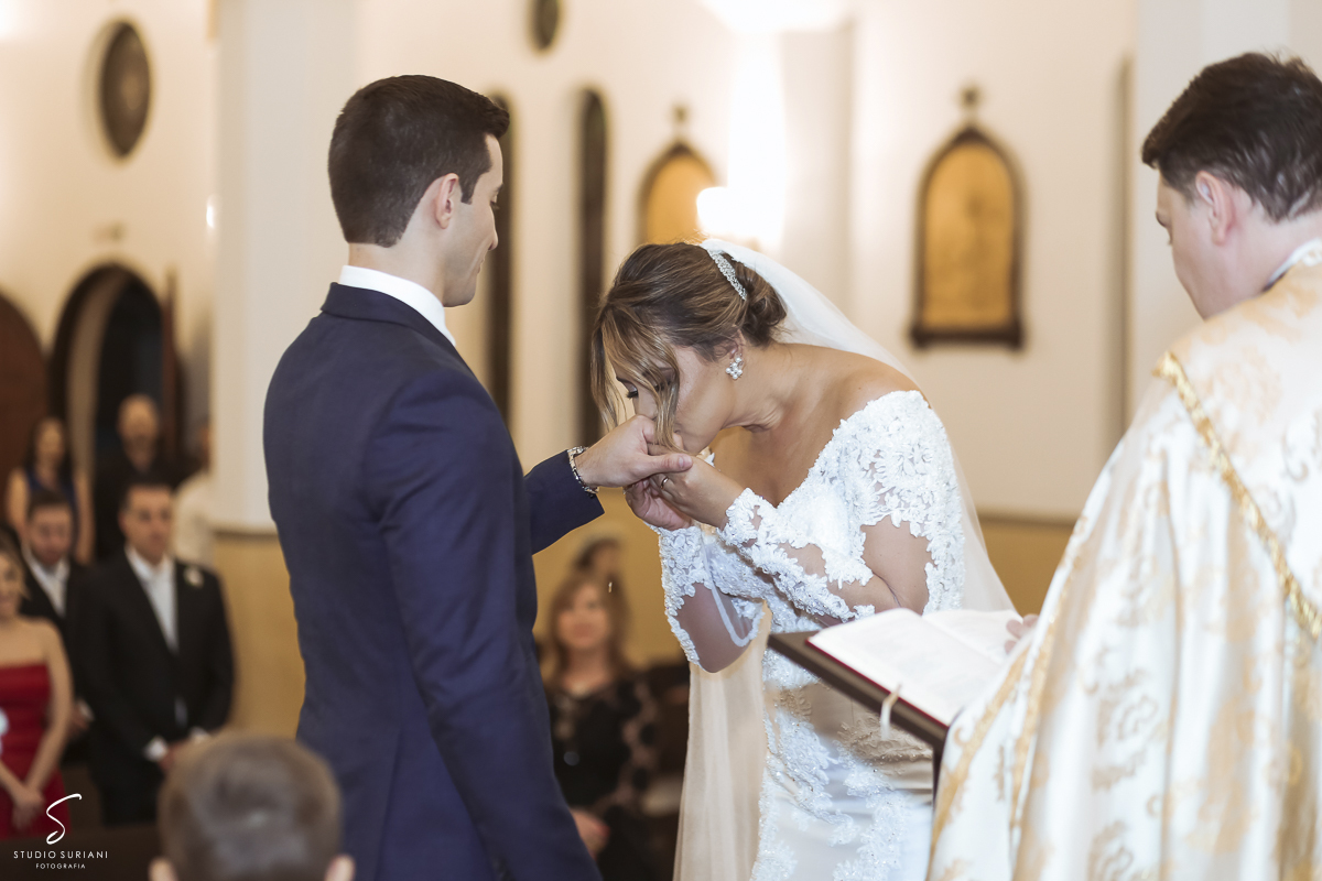 Beijo na mão do noivo 