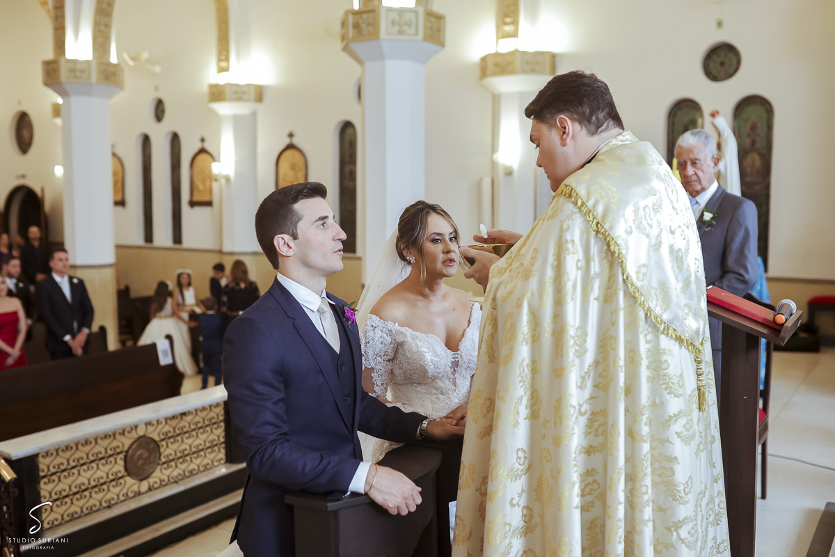 Casal recebendo Jesus, através da hóstia consagrada no casamento 