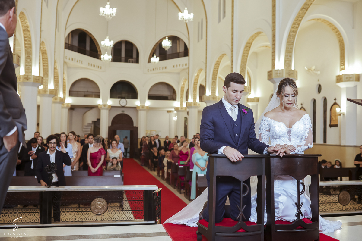 Casal em oração no altar da igreja 