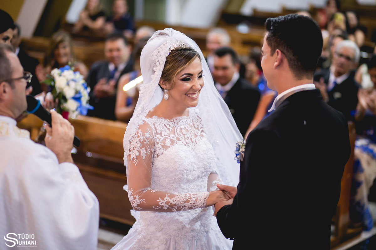 noivos alegre no casamento