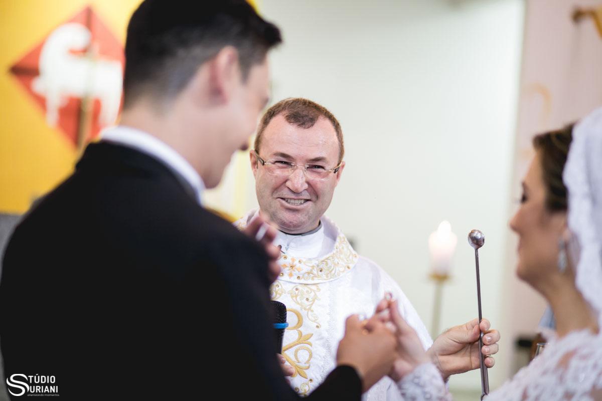 padre alegre celebrando o casamento