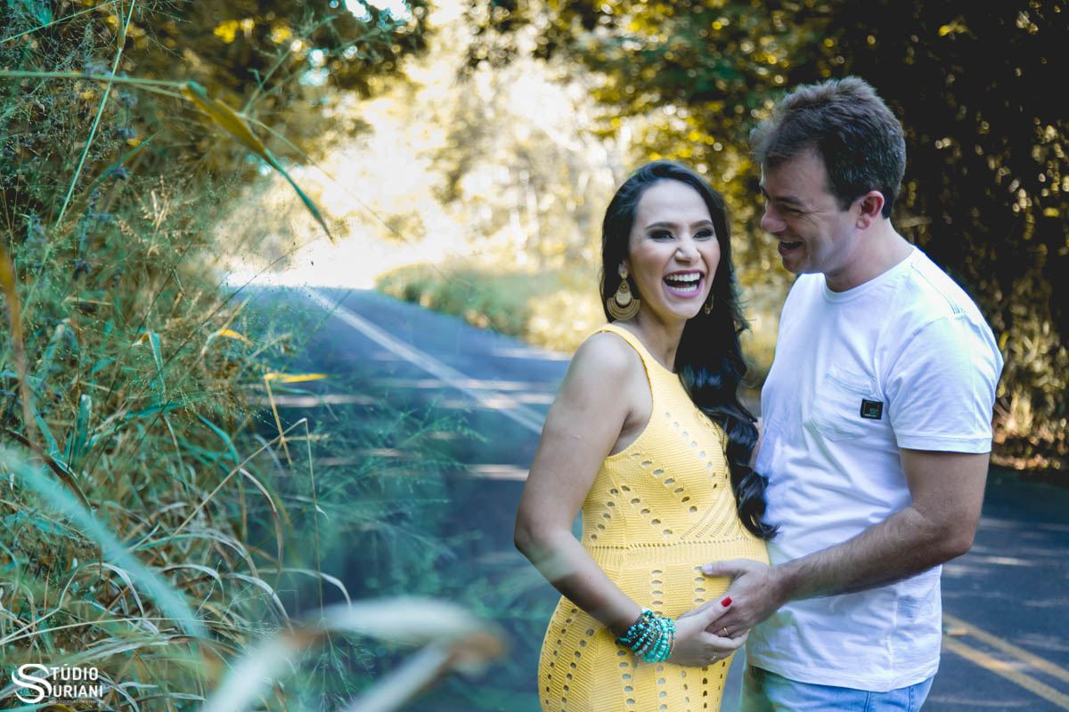 ensaio de gestante com esposa na estrada do pau furado em uberlandia