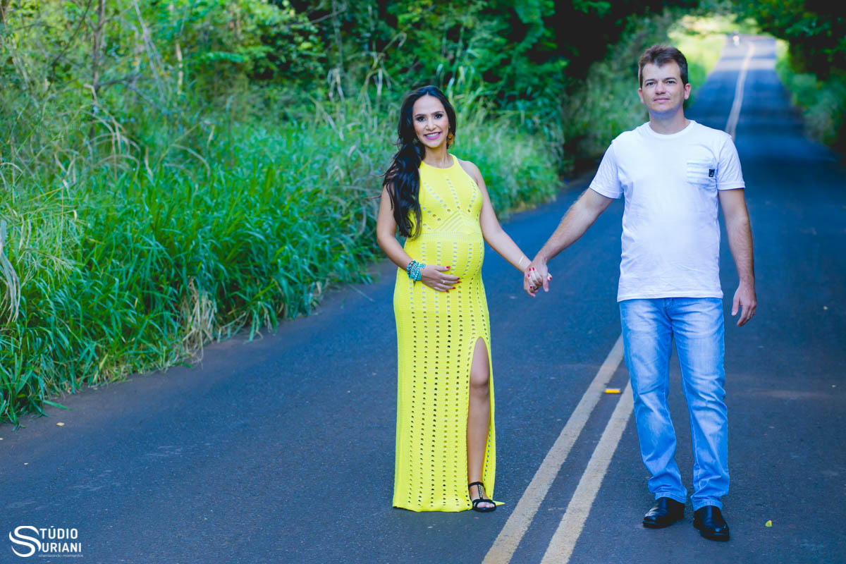 lindo look para ensaio de gestante com vestido amarelo